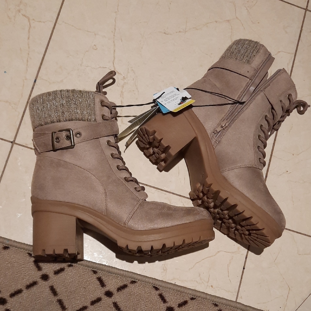 NWT AWESOME Beige Suede Like Lace Up Lug Boots Size 8